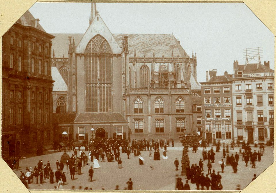 De Dam, ziende op de oude ingang van de Nieuwe Kerk en op de oude huizen bij de Nieuwendijk