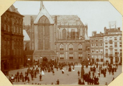 De Dam, ziende op de oude ingang van de Nieuwe Kerk en op de oude huizen bij de Nieuwendijk photo