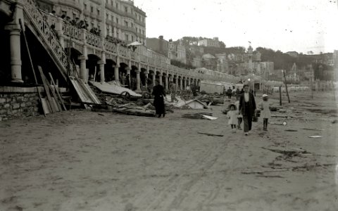 Consecuencias de un temporal de mar en la playa de la Concha (2 de 7) - Fondo Car-Kutxa Fototeka