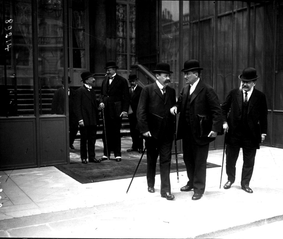 Conseil des ministres - la sortie de MM Le Trocquer, Bonnevay, Dior, Maginot, Bérard, Loucheur - (photographie de presse) - Agence Meurisse