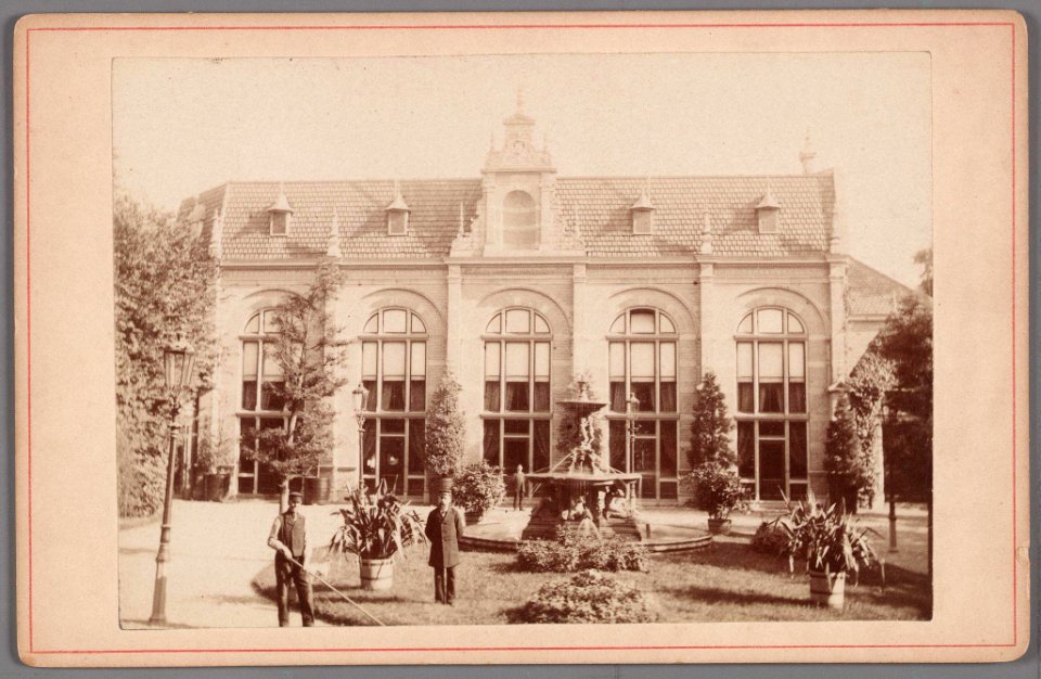 De concertzaal van vereniging Natura et Amicitia in de tuin van Sociëteit De Hereeniging aan de vondelstraat, afgebroken in 1890