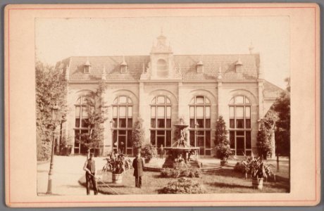 De concertzaal van vereniging Natura et Amicitia in de tuin van Sociëteit De Hereeniging aan de vondelstraat, afgebroken in 1890