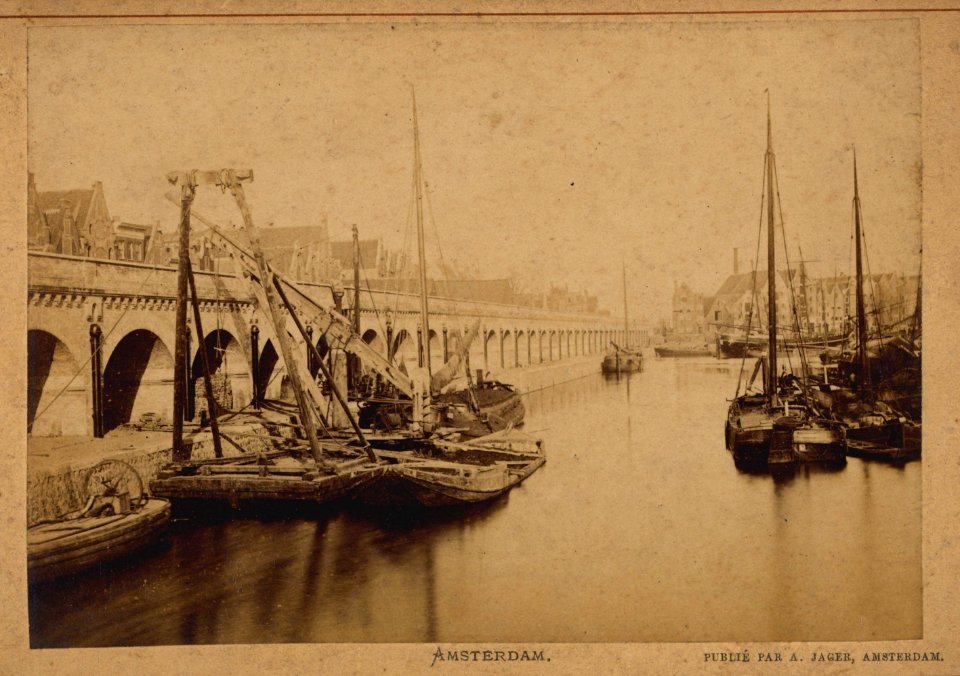 De Eilandsgracht met het eerste spoorwegviaduct van de Staats-Spoorweg, gebouwd in 1872
