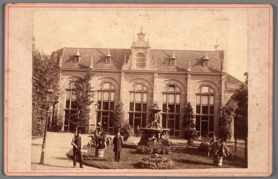 De concertzaal van vereniging Natura et Amicitia in de tuin van Sociëteit De Hereeniging aan de vondelstraat, afgebroken in 1890-001
