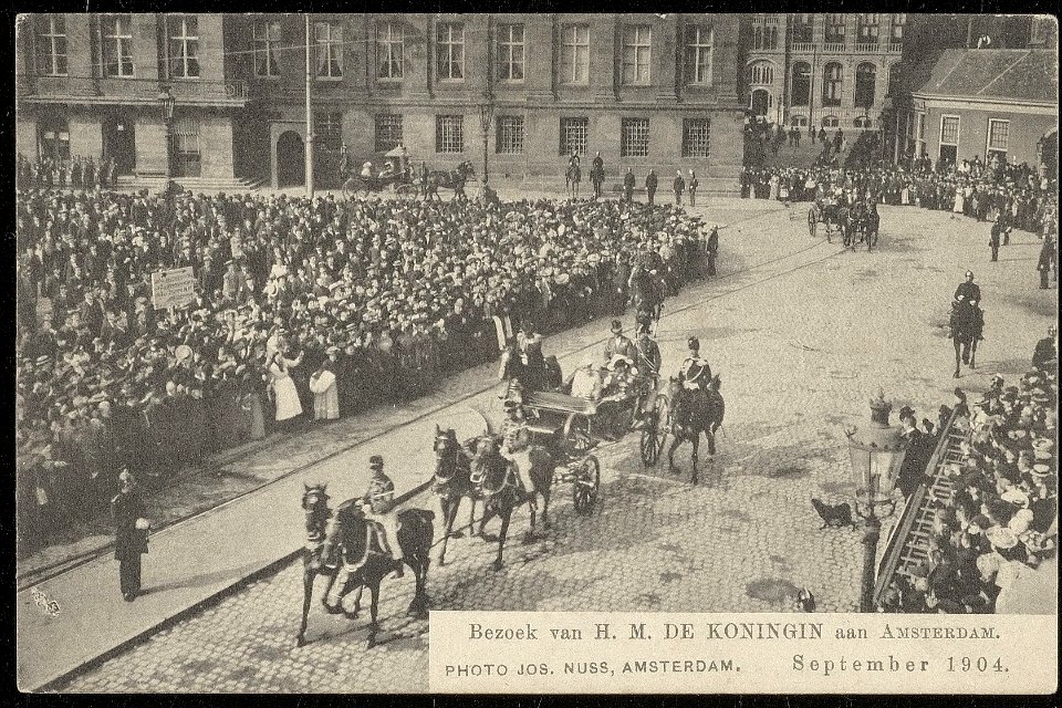 De Dam tijdens bezoek van koningin Wilhelmina in een open caleche getrokken door 4 paarden, met het paleis op de achtergrond, Afb ANWU01856000005
