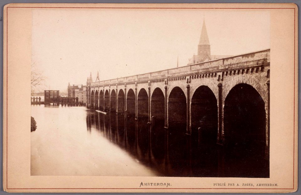 De Eilandsgracht met het eerste spoorwegviaduct van de Staats-Spoorweg, gebouwd in 1872-001