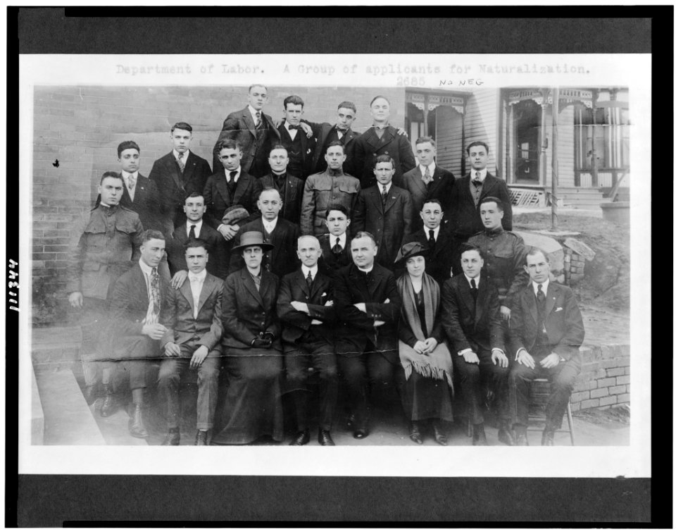 Department of Labor. A group of applicants for naturalization LCCN94507483