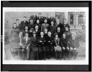Department of Labor. A group of applicants for naturalization LCCN94507483