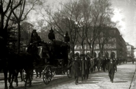 Desfile de autoridades en un cortejo fúnebre (3 de 5) - Fondo Car-Kutxa Fototeka