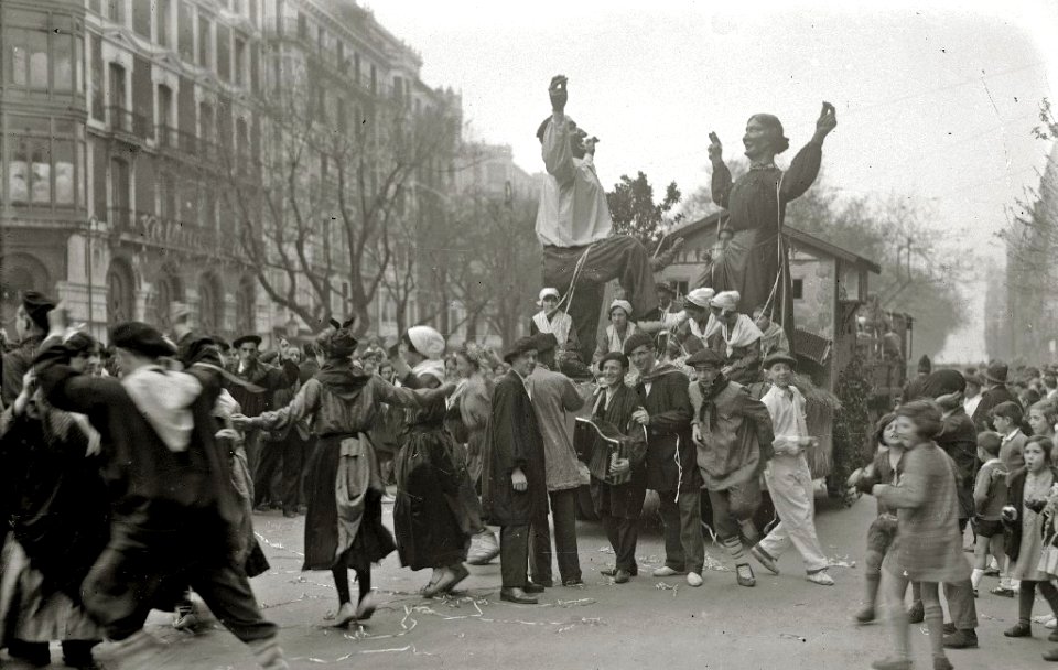 Desfile de carnaval por las calles de San Sebastián (18 de 18) - Fondo Car-Kutxa Fototeka