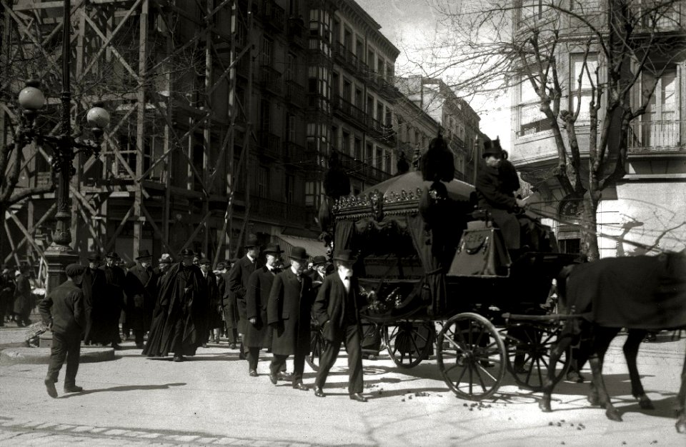 Desfile de autoridades en un cortejo fúnebre (2 de 5) - Fondo Car-Kutxa Fototeka