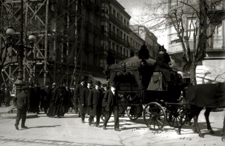 Desfile de autoridades en un cortejo fúnebre (2 de 5) - Fondo Car-Kutxa Fototeka
