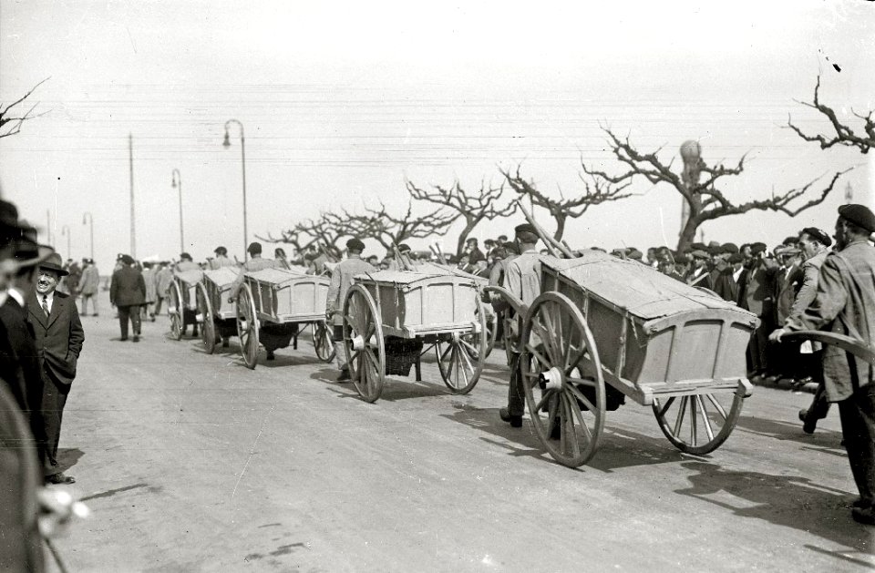 Desfile de servicios municipales por el paseo de la República Argentina (1 de 4) - Fondo Car-Kutxa Fototeka