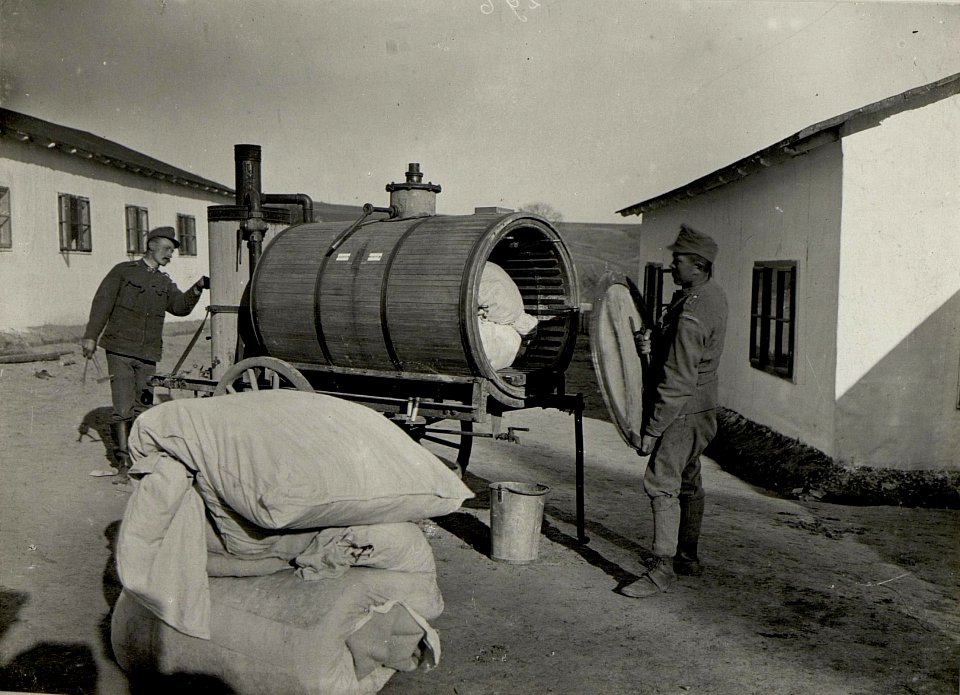 Desinfektor. Aufgenommen am 5.V.1916. OLESZOW. (BildID 15537367)