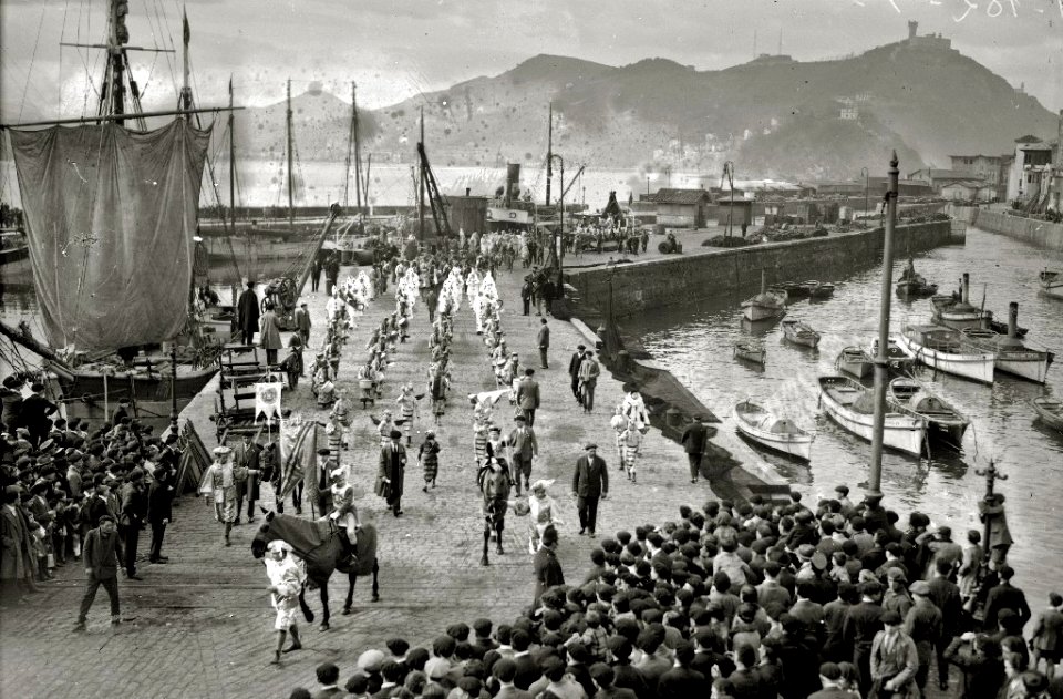 Desfile de carnaval por las calles de San Sebastián (1 de 18) - Fondo Car-Kutxa Fototeka