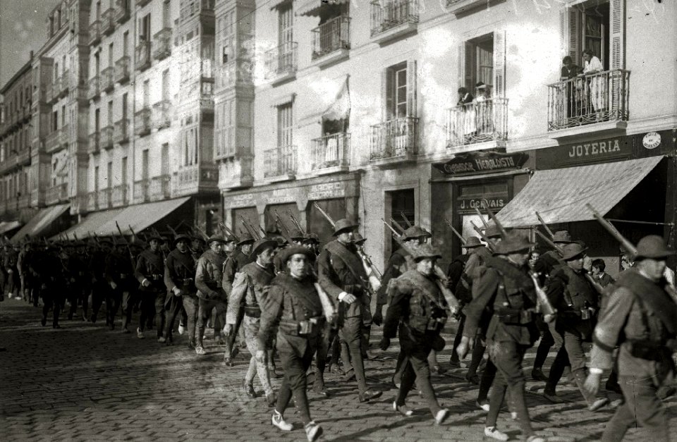 Desfile de tropas destinadas a la guerra de África por la calle Hernani Antes de embarcar (1 de 3) - Fondo Car-Kutxa Fototeka