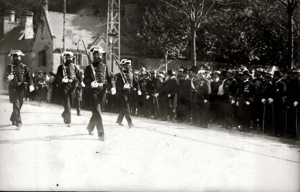 Desfile militar a la altura del palacio de Miramar (1 de 1) - Fondo Car-Kutxa Fototeka