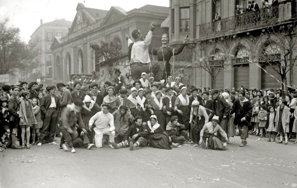 Desfile de carnaval por las calles de San Sebastián (17 de 18) - Fondo Car-Kutxa Fototeka
