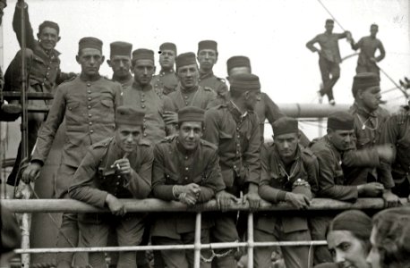 Despedida a las tropas en el puerto de Pasaia antes de partir a la guerra de África (4 de 7) - Fondo Car-Kutxa Fototeka