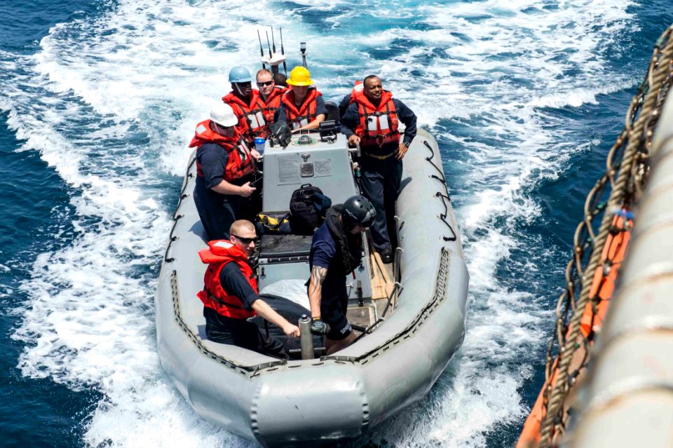 DESRON 2 deputy commodore arrives aboard Farragut 150917-N-VC236-018