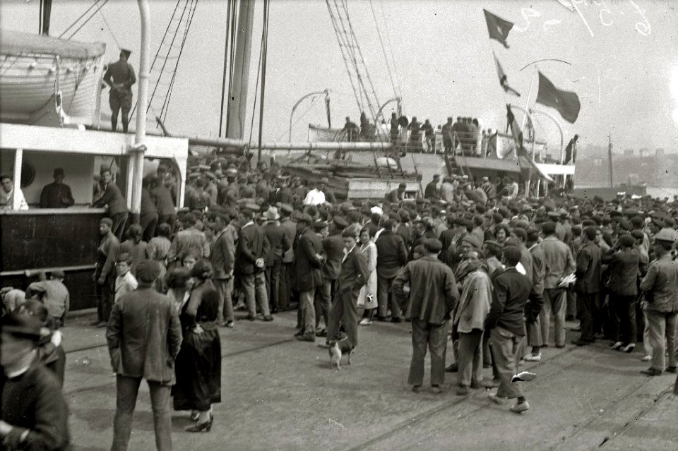 Despedida a las tropas en el puerto de Pasaia antes de partir a la guerra de África (7 de 7) - Fondo Car-Kutxa Fototeka