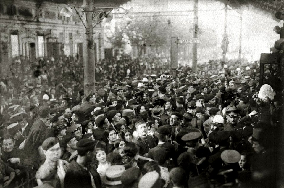 Despedida a las tropas antes de partir a la guerra de África (12 de 14) - Fondo Car-Kutxa Fototeka