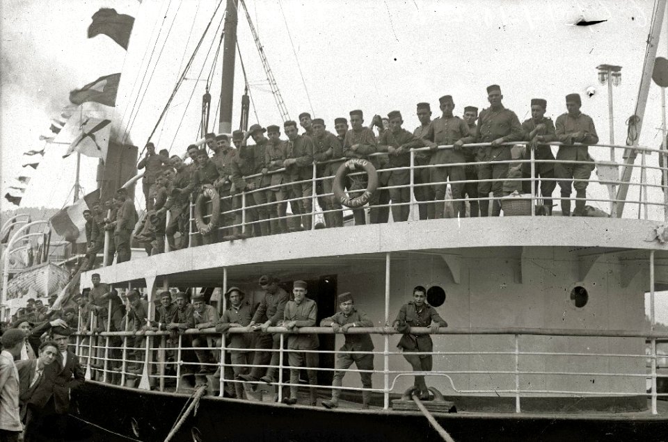 Despedida a las tropas en el puerto de Pasaia antes de partir a la guerra de África (2 de 7) - Fondo Car-Kutxa Fototeka