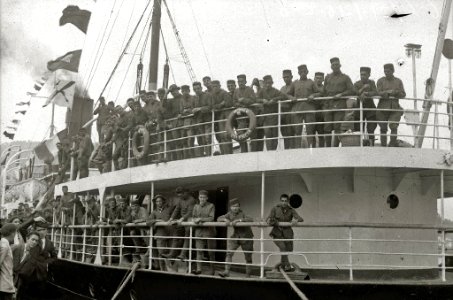 Despedida a las tropas en el puerto de Pasaia antes de partir a la guerra de África (2 de 7) - Fondo Car-Kutxa Fototeka