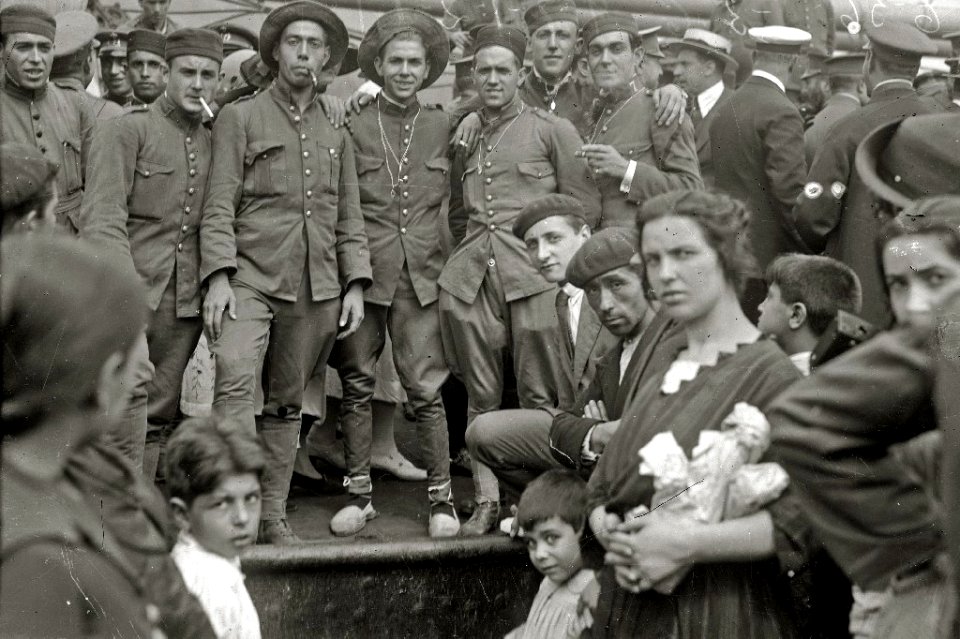 Despedida a las tropas en el puerto de Pasaia antes de partir a la guerra de África (6 de 7) - Fondo Car-Kutxa Fototeka