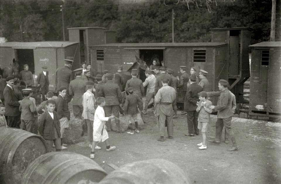 Despedida a las tropas antes de partir a la guerra de África (2 de 14) - Fondo Car-Kutxa Fototeka