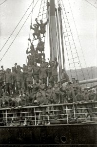 Despedida a las tropas en el puerto de Pasaia antes de partir a la guerra de África (1 de 7) - Fondo Car-Kutxa Fototeka