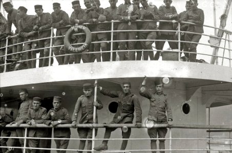 Despedida a las tropas en el puerto de Pasaia antes de partir a la guerra de África (5 de 7) - Fondo Car-Kutxa Fototeka