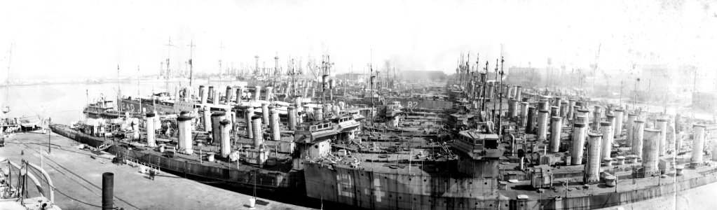 Destroyers laid up at the Philadelphia Naval Shipyard, Pennsylvania (USA), circa 1921 (S-574-P) photo