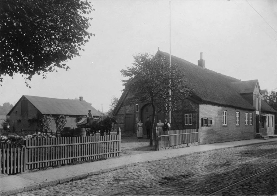 Destillation von Johann Struwe (ehem. Dorfschule) in der Schönberger Straße 22 in Wellingdorf (Kiel 50.440)