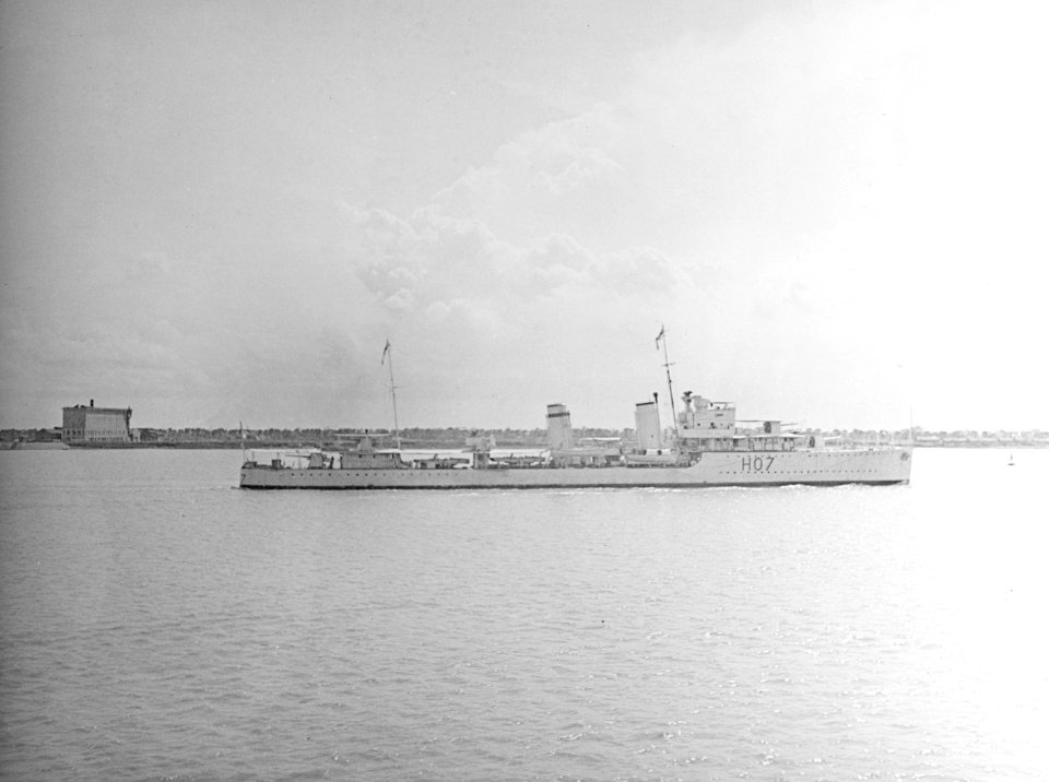 Destroyer HMS Defender (H07) underway in the 1930s