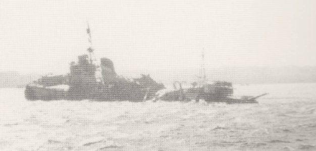 Destroyer Hayashimo beached and damaged, 1944