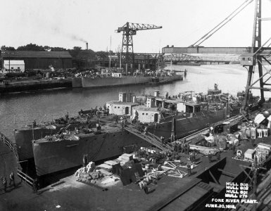 Destroyers fitting out at the Fore River Shipyard, Quincy, Massachusetts (USA), on 20 June 1918 (NH 43024)