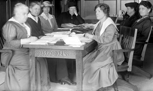 Detail, WOMAN'S COMMITTEE. COUNCIL OF NATIONAL DEFENSE. DR. ANNA HOWARD SHAW; IDA M. TARBELL; MRS. STANLEY McCORNICH; MAUD WETMORE; ANTIONETTE FUNK; MRS. JOSIAH COWLES; MRS. JOSEPH LAMAR LCCN2016867142 (cropped)