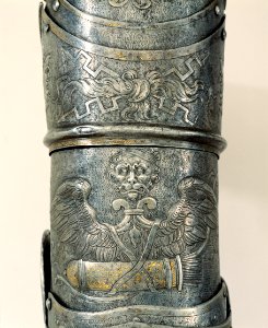 Detalj av höger armskena till Erik XIVs rusting - Livrustkammaren - 48135