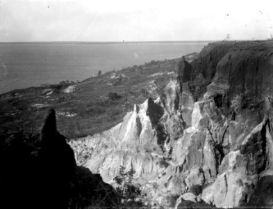 Detalj av övre ö nedre platån på ön Mahakamby. . Mahakamby. Madagaskar - SMVK - 022093