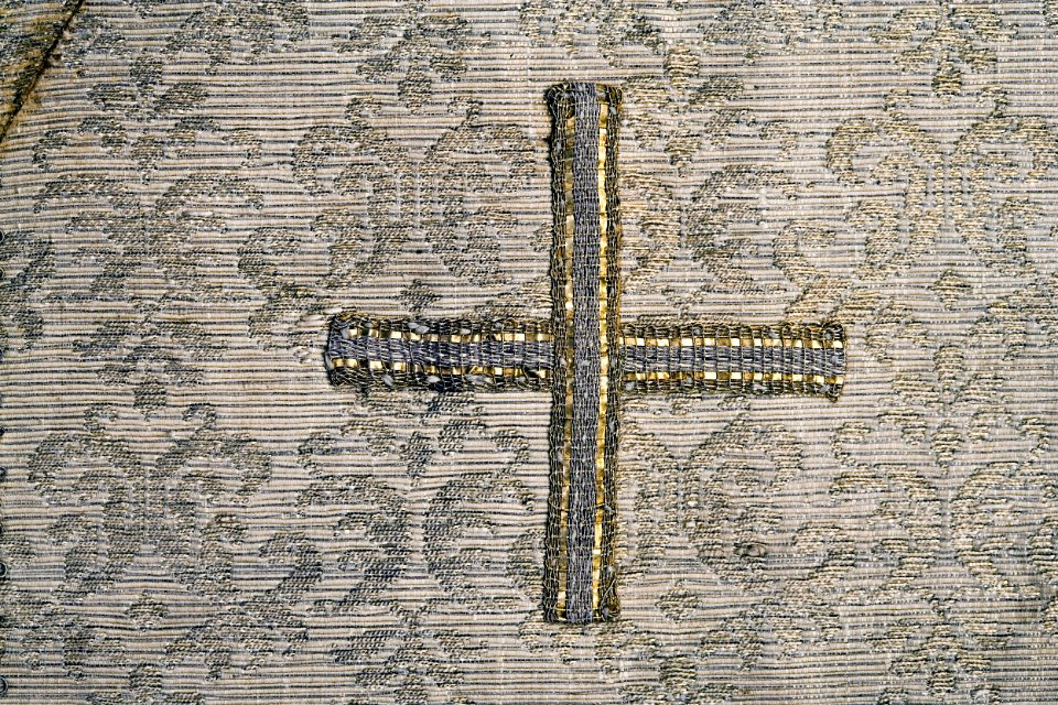 Detalj på grekiskt kors i mitten av patina - Livrustkammaren - 75865