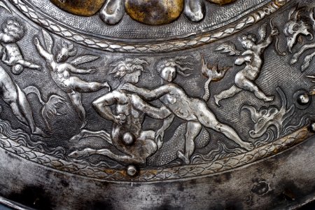 Detalj, dekor, Rundsköld, Polen ca 1550, efter italiensk förebild - Livrustkammaren - 58742
