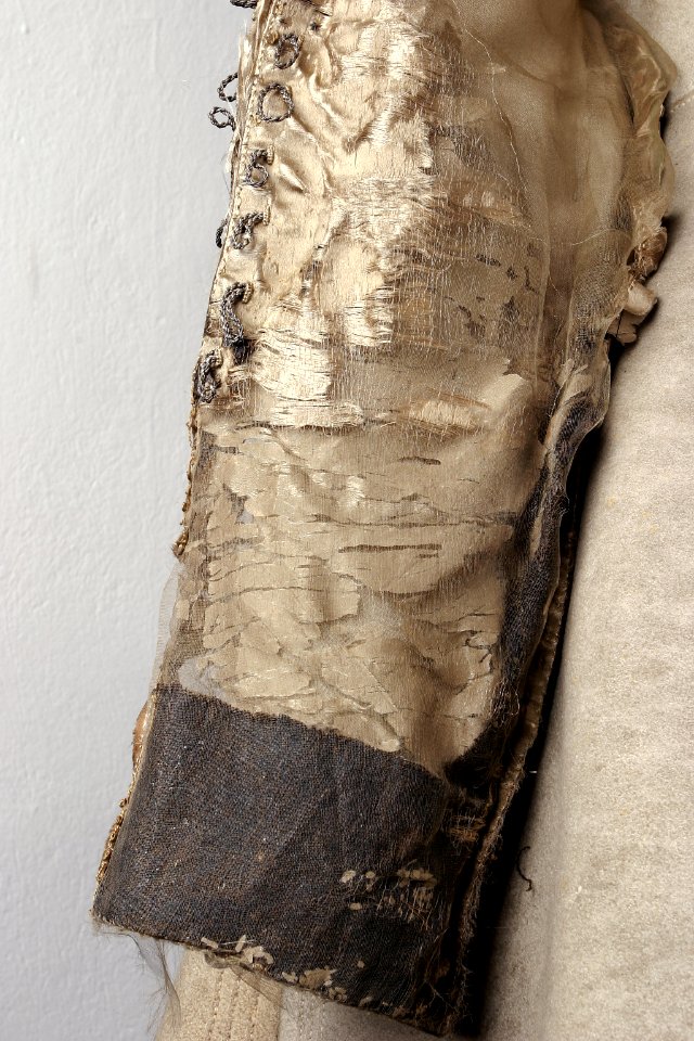 Detaljbild på ärm, Gustav II Adolfs älghudsskyller från Dirschau år 1627 - Livrustkammaren - 22477