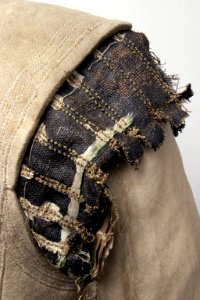 Detaljbild på axelstycke, Gustav II Adolfs älghudsskyller från Dirschau år 1627 - Livrustkammaren - 65278