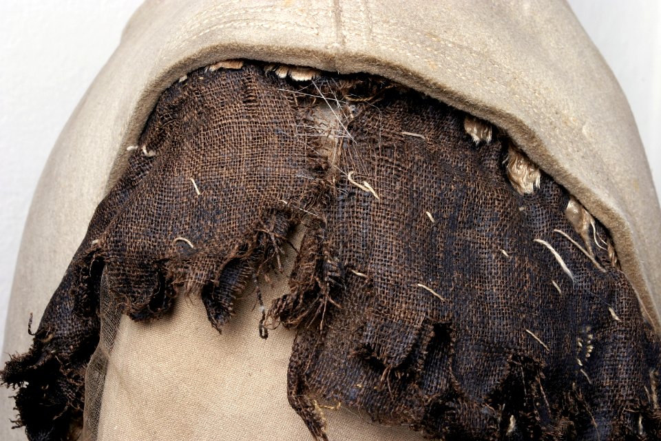 Detaljbild på tyg, Gustav II Adolfs älghudskyller från Dirschau år 1627 - Livrustkammaren - 13914