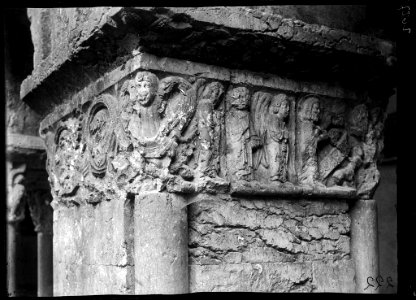 Detall d'un capitell del claustre de la Catedral de Girona (AFCEC VINTRO D 2627)