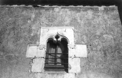 Detall d'una finestra de Ca n'Alsina o Cal Capataç (cropped)
