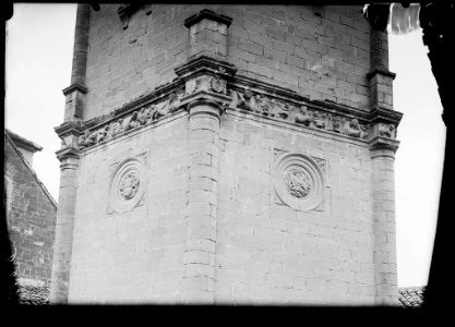 Detall d'un relleu decoratiu al campanar de l'església de Santa María de Pertusa