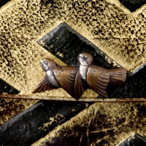 Detaljbild på två små fåglar, utsmyckning på väska - Livrustkammaren - 33708