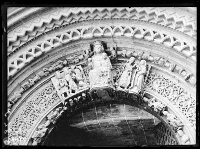 Detall d'una imatge de la Mare de Déu en relleu al portal de l'església de Santa Maria d'Agramunt